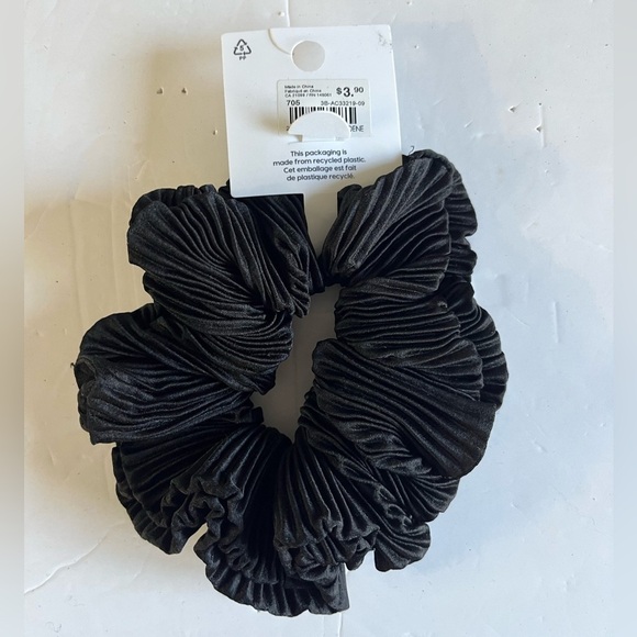 Set of 2 Hair Scrunchies - 1 Towel Scrunchie (Pre-Owned), 1 Reg Scrunchie (New) - Picture 8 of 13